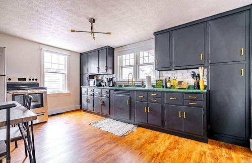 Chillicothe House | PRIME Location - CLEAN - Top Rated - Parking Free
