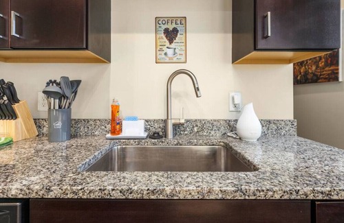 Roanoke Apartment | PRIME LOCATION DOWNTOWN ♥ of ROANOKE ♛ Queen Bed