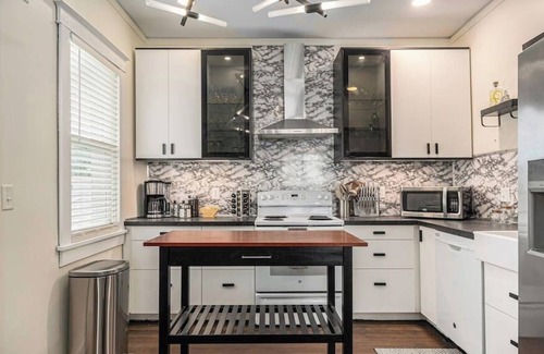 Benson House | Prime location, Fenced Yard, Mins to Downtown Zoo!