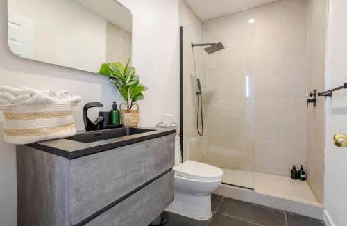 Shaughnessy Village Apartment | Prime Location Gorgeous 4BR Downtown MTL