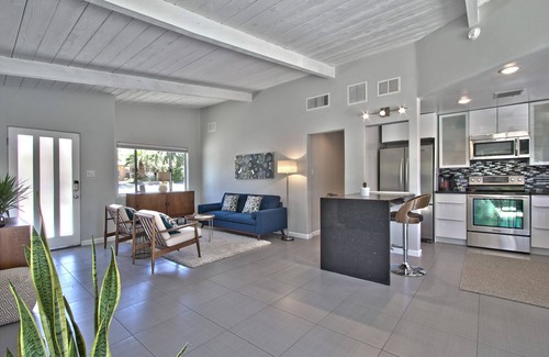 Magnesia Falls Cove House | Prime Location! MidCentury+Large Backyard+Walk to Restaurants & Shops - The Palm