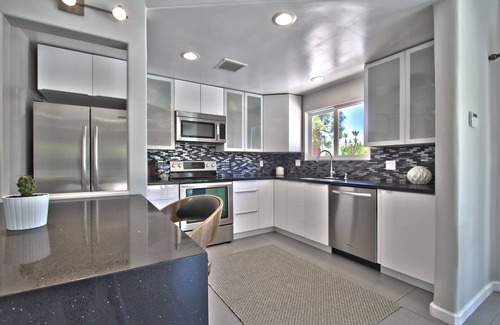 Magnesia Falls Cove House | Prime Location! MidCentury+Large Backyard+Walk to Restaurants & Shops - The Palm