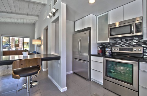 Magnesia Falls Cove House | Prime Location! MidCentury+Large Backyard+Walk to Restaurants & Shops - The Palm