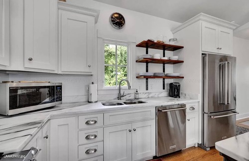 Crane Hill House | Prime location on Lewis Smith Lake. Clean, modern cottage vibes, but sleeps 9!