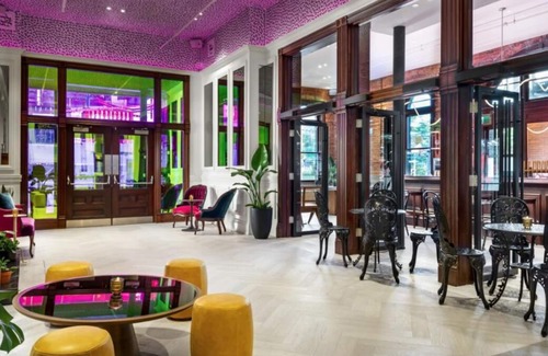 Beaconsfield Village House | Prime Location! On-Site Restaurant, Minutes From Toronto Eaton Center
