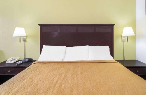 Lookout Valley Neighborhood Association Resort | Prime Location! Pet-friendly, Free Parking, Close to Tennessee Aquarium!