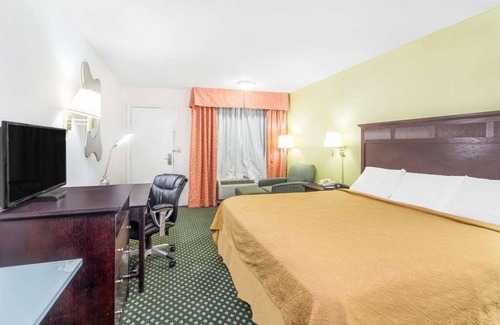 Lookout Valley Neighborhood Association Resort | Prime Location! Pet-friendly, Free Parking, Close to Tennessee Aquarium!