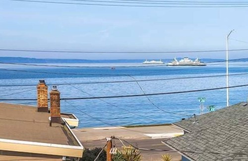 North Admiral House | Prime Location, Steps to Alki Beach, Free Wifi
