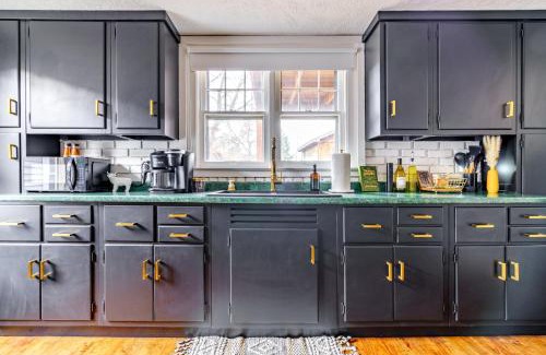 Chillicothe House | Prime Location Top Rated Clean Parking Free!