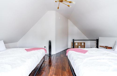 Italian Village House | Prime Location Top Rated Clean Parking Free!