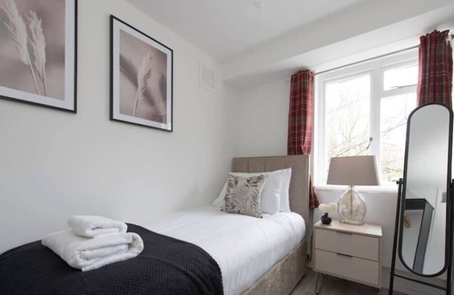 Ferndale Apartment | Prime London Location 3-Bed Flat