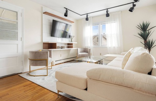 White Plains House | Prime Luxury NY: Free Parking + Mins to Downtown!