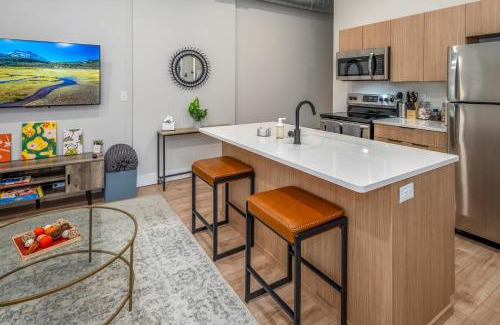 Over-the-Rhine Apartment | Prime OTR, 3 Lux Queen Beds, Two 55in TVs, Steps to TQL, Findlay Market, Light Rail, Fast Wifi