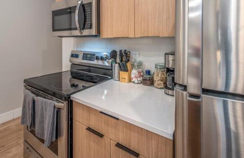 Over-the-Rhine Apartment | Prime OTR, 3 Lux Queen Beds, Two 55in TVs, Steps to TQL, Findlay Market, Light Rail, Fast Wifi