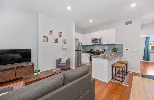 Over-the-Rhine Apartment | Prime OTR off Vine+Lux Full Bed+Near FREE Light Rail+Fast WiFi+50in TV+ Sleeps 3