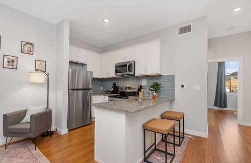 Over-the-Rhine Apartment | Prime OTR off Vine+Lux Full Bed+Near FREE Light Rail+Fast WiFi+50in TV+ Sleeps 3