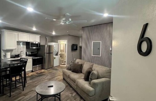 Mount Auburn Apartment | Prime OTR+ Queen bed +Parking Unit 6