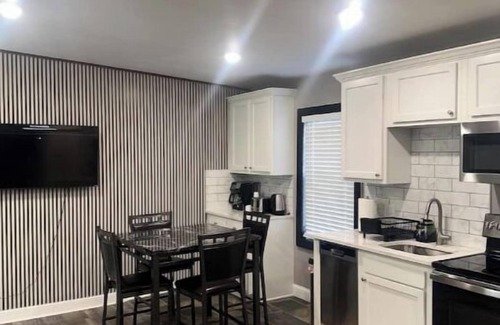 Mount Auburn Apartment | Prime OTR+ Queen bed +Parking Unit 6