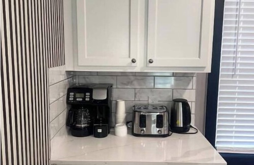 Mount Auburn Apartment | Prime OTR+ Queen bed +Parking Unit 6