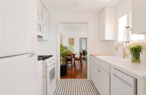 Sunset Junction Apartment | Prime Silver Lake light filled sanctuary MAY DISCOUNT!