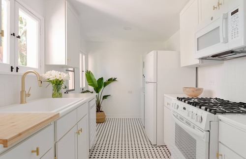 Sunset Junction Apartment | Prime Silver Lake light filled sanctuary MAY DISCOUNT!