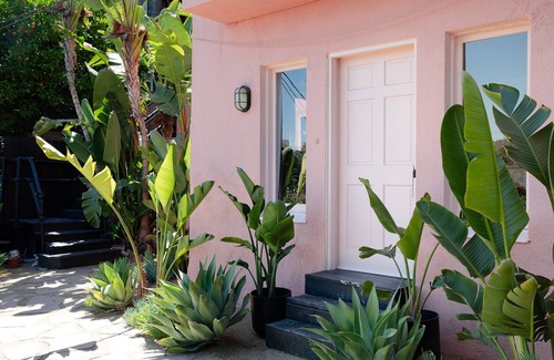 Sunset Junction Apartment | Prime Silver Lake light filled sanctuary MAY DISCOUNT!