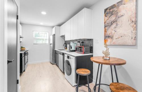 Travis Heights Apartment | Prime SoCo boutique studios with laundry WiFi 7 Min to DT