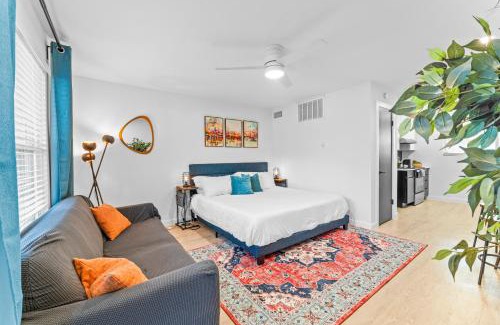 Travis Heights Apartment | Prime SoCo boutique studios with laundry WiFi 7 Min to DT
