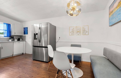 Arlington Park House | Prime Spot, 50's Flair & Luxe Comfort in Sarasota