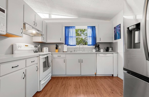 Arlington Park House | Prime Spot, 50's Flair & Luxe Comfort in Sarasota