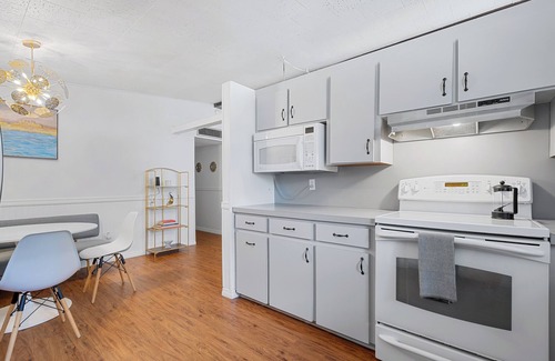 Arlington Park House | Prime Spot, 50's Flair & Luxe Comfort in Sarasota