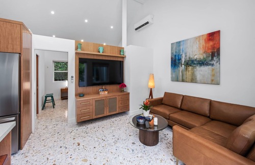 Studio City House | PRIME STUDIO CITY MODERN HOUSE IN THE QUIET FOOTBRIDGE AREA.