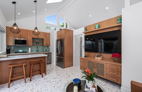 Studio City House | PRIME STUDIO CITY MODERN HOUSE IN THE QUIET FOOTBRIDGE AREA.