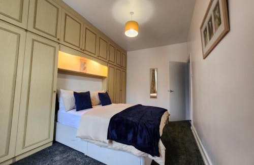 Blyth Apartment | Primos Palace 4 - Bedroom House in Blyth