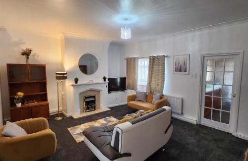 Blyth Apartment | Primos Palace 4 - Bedroom House in Blyth