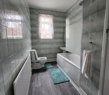 Blyth Apartment | Primos Palace 4 - Bedroom House in Blyth