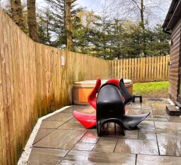 Llanybri Ski Chalet | Primrose 15-Kaowood-Hot Tub-Pet friendly-Tenby