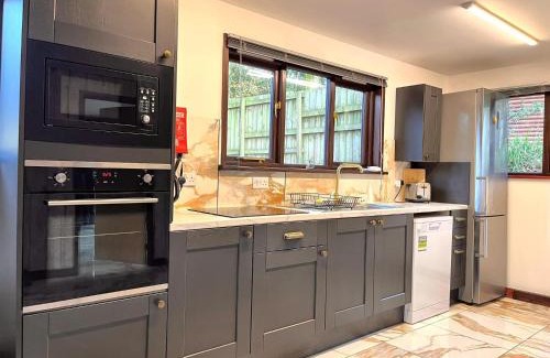 Llanybri Ski Chalet | Primrose 15-Kaowood-Hot Tub-Pet friendly-Tenby