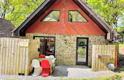 Llanybri Ski Chalet | Primrose 18 Hot Tub-Tenby