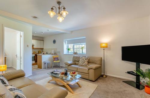 Whitstone House | Primrose Cottage - Bennetts Court