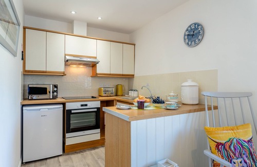 Whitstone House | Primrose Cottage - Bennetts Court