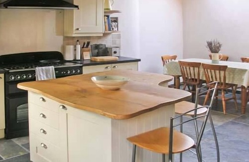Burrington Cottage | PRIMROSE COTTAGE, family friendly, with open fire in Kings Nympton