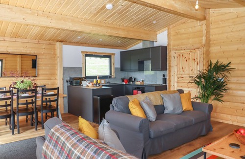 Sticklepath Cottage | PRIMROSE LODGE, family friendly, with hot tub in Hittisleigh