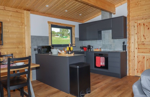 Sticklepath Cottage | PRIMROSE LODGE, family friendly, with hot tub in Hittisleigh