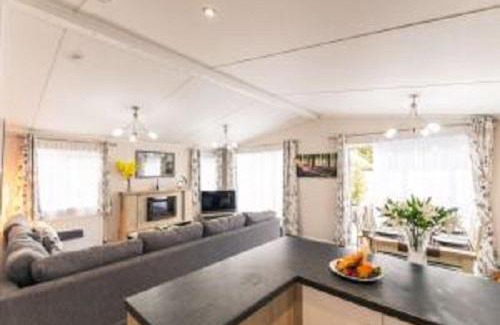 Allerthorpe Cabin | Primrose Lodge with Hot Tub