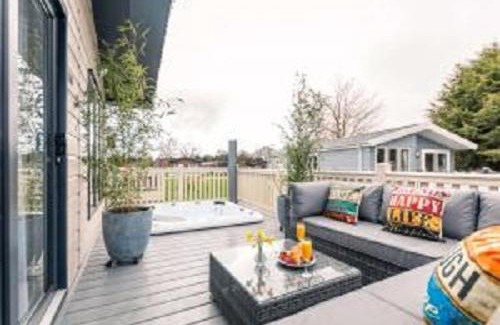 Allerthorpe Cabin | Primrose Lodge with Hot Tub