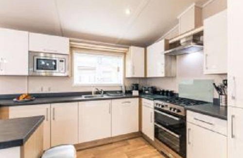 Allerthorpe Cabin | Primrose Lodge with Hot Tub