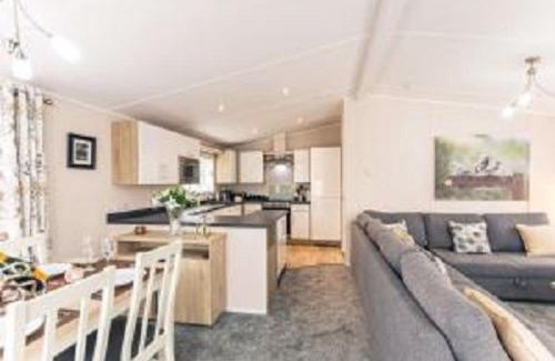 Allerthorpe Cabin | Primrose Lodge with Hot Tub