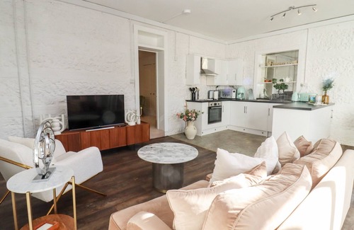 Blandford Saint Mary House | PRIMROSE, romantic, character holiday cottage in Blandford Forum