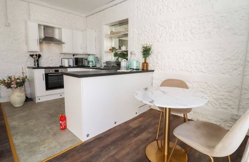 Blandford Saint Mary House | PRIMROSE, romantic, character holiday cottage in Blandford Forum